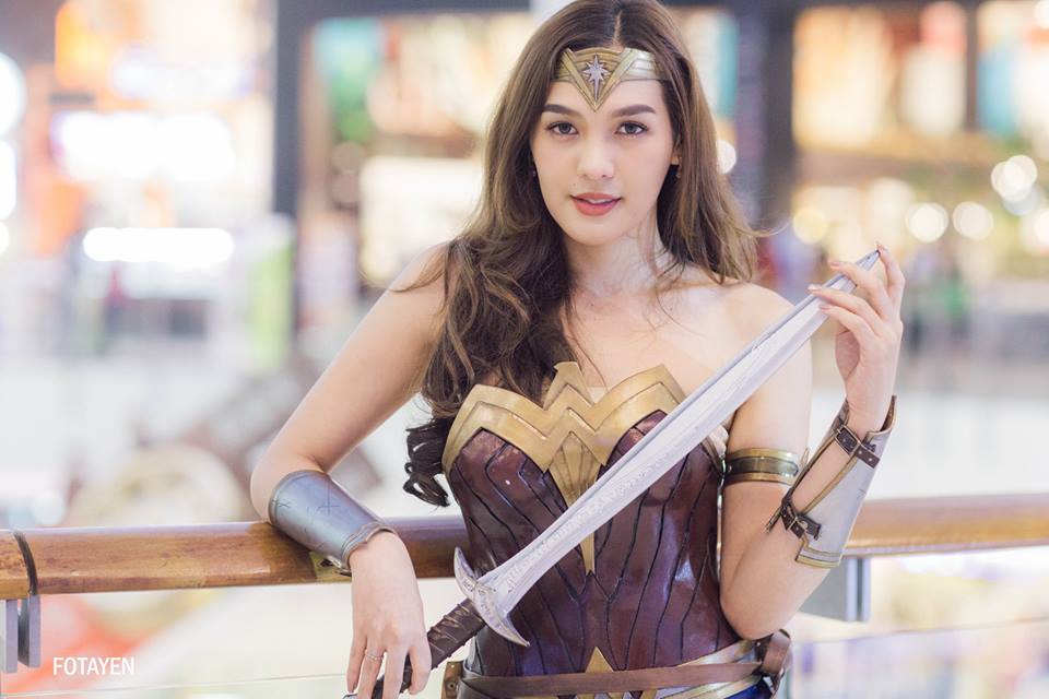 10 Foto model berpakaian ala Wonder Woman, nggak kalah sama Gal Gadot