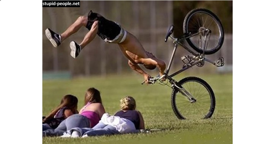 10 Foto orang mau gaya malah ketiban apes, duh banget pokoknya