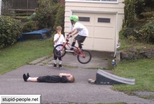 10 Foto orang mau gaya malah ketiban apes, duh banget pokoknya