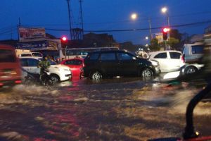 Banjir rendam 9 kecamatan di Padang, anak sekolah diliburkan