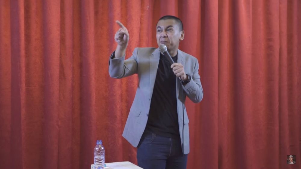 5 Artis berotak encer yang malah terkenal dengan peran bloon-nya