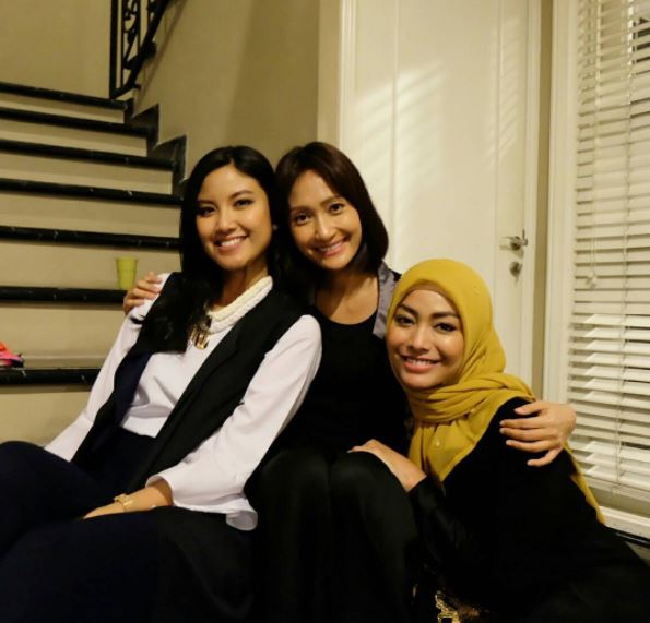 9 Potret momen reuni dan buka bersama Puteri Indonesia 1992-2017