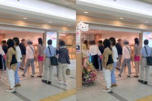 Cuma beli roti tawar, tapi antrean orang-orang ini sampai di luar toko