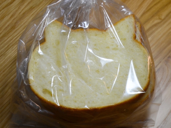 Cuma beli roti tawar, tapi antrean orang-orang ini sampai di luar toko