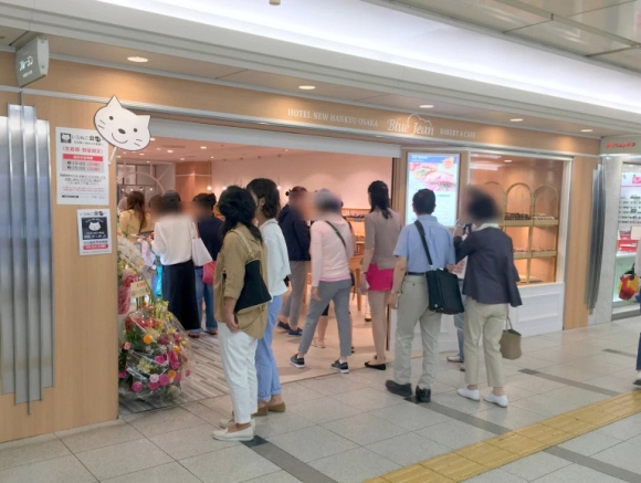 Cuma beli roti tawar, tapi antrean orang-orang ini sampai di luar toko