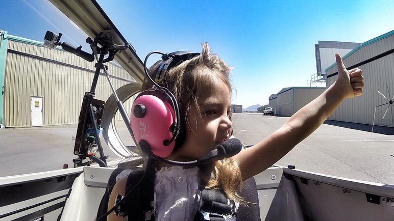 Wow, usia 4 tahun gadis cilik ini sudah jadi pilot & terbang aerobatik
