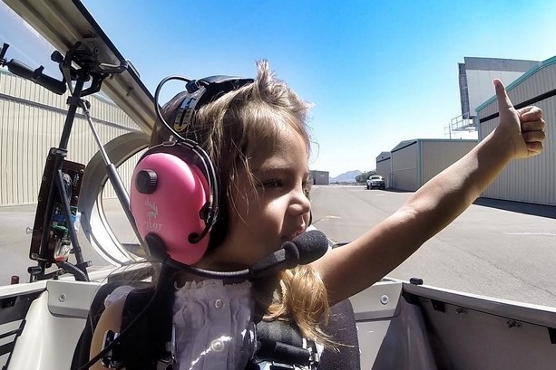 Wow, usia 4 tahun gadis cilik ini sudah jadi pilot & terbang aerobatik