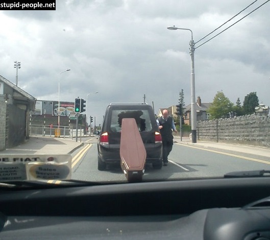 10 Foto lucu saat mobil dipaksa angkut barang yang tak semestinya, duh