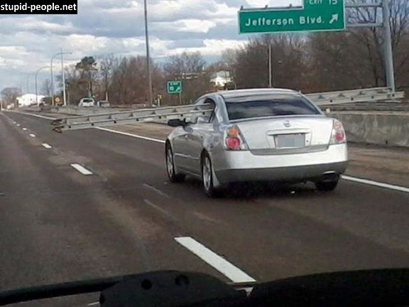 10 Foto lucu saat mobil dipaksa angkut barang yang tak semestinya, duh