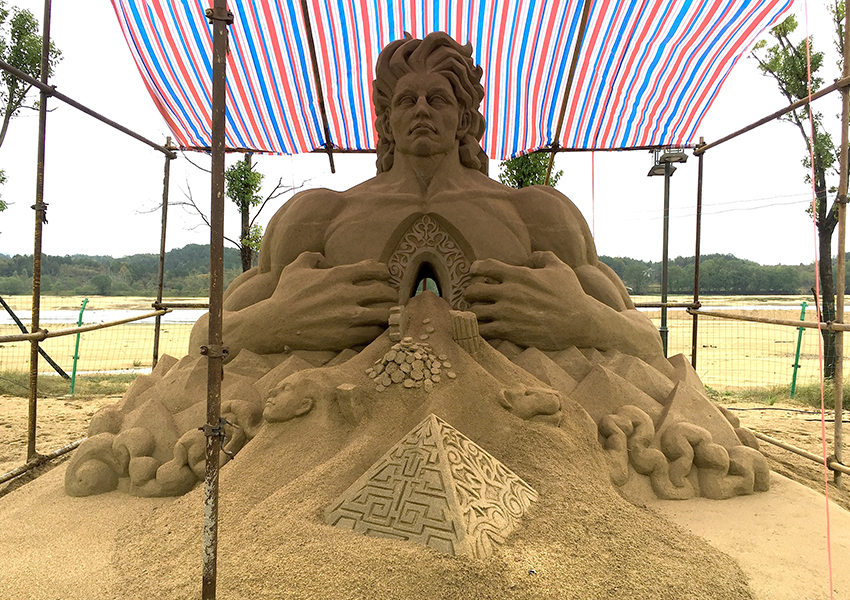 10 Patung raksasa ini dibuat dari pasir pantai, detailnya bikin takjub