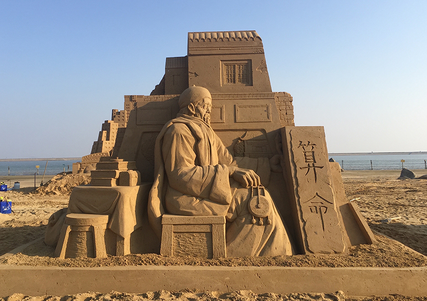 10 Patung raksasa ini dibuat dari pasir pantai, detailnya bikin takjub