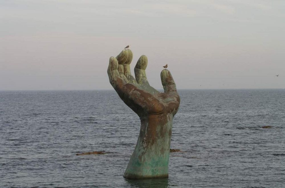 Misteri 9 patung tangan raksasa di dunia, ada yang dari Bandung