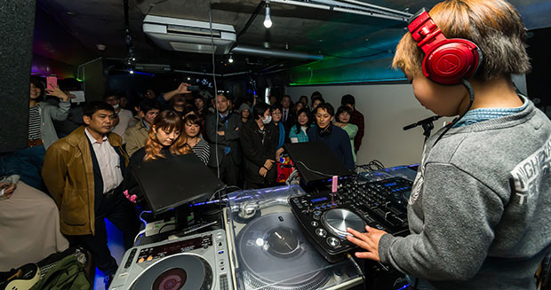 Kece badai, bocah 6 tahun dari Jepang ini jadi DJ termuda di dunia