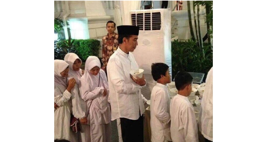 3 Momen kesederhanaan Presiden Jokowi di bulan Ramadan ini bikin salut