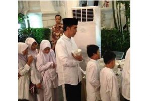3 Momen kesederhanaan Presiden Jokowi di bulan Ramadan ini bikin salut