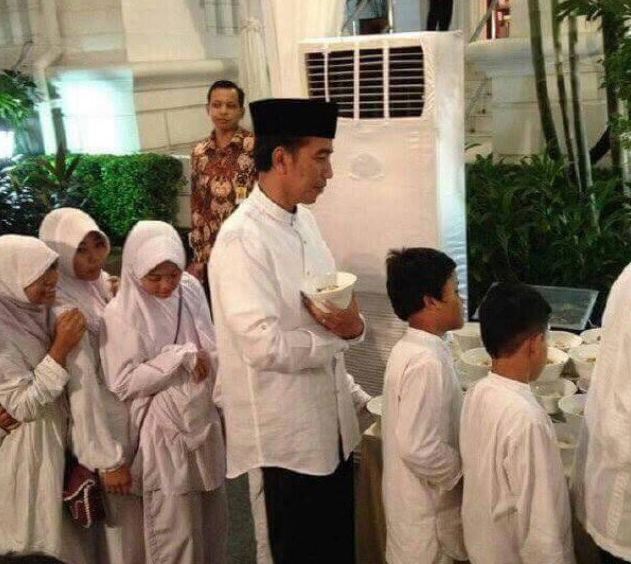 3 Momen kesederhanaan Presiden Jokowi di bulan Ramadan ini bikin salut
