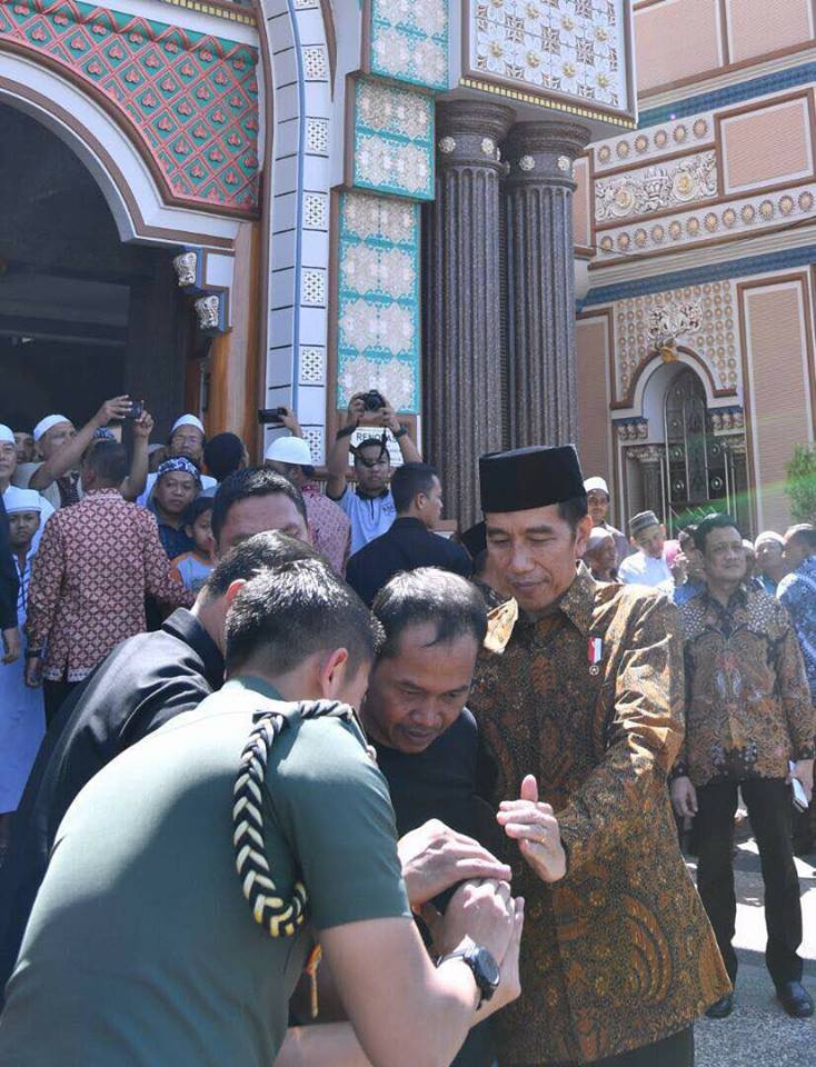 3 Momen kesederhanaan Presiden Jokowi di bulan Ramadan ini bikin salut