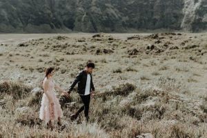 12 Foto prewed Fendy Chow & Stella, bertema alam dan romantis banget