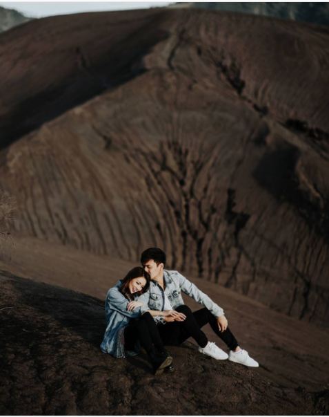 12 Foto prewed Fendy Chow & Stella, bertema alam dan romantis banget