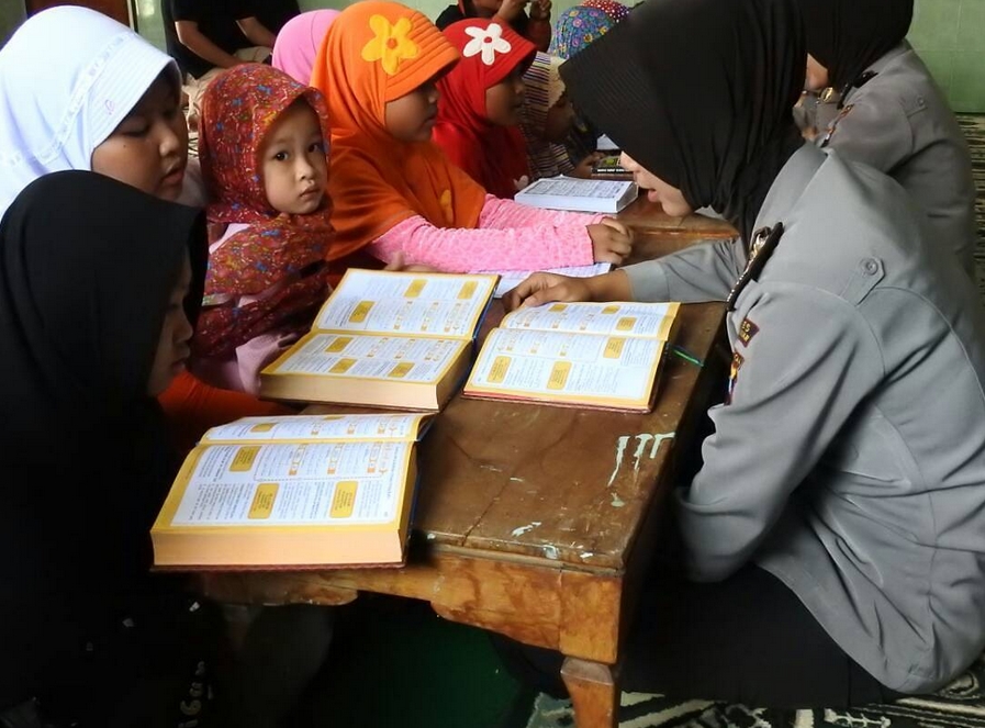 Masih berseragam, para polwan ini ngabuburit jadi guru ngaji