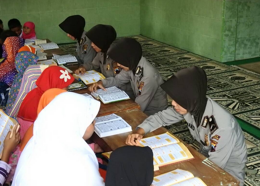 Masih berseragam, para polwan ini ngabuburit jadi guru ngaji