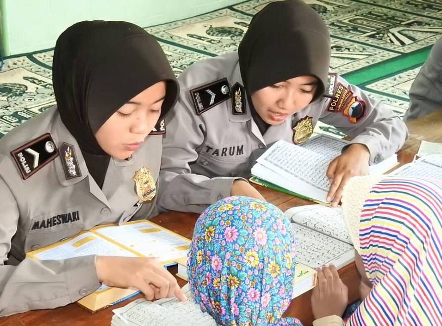 Masih berseragam, para polwan ini ngabuburit jadi guru ngaji