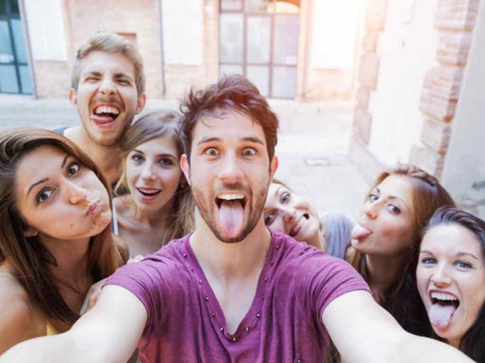 9 Trik mudah biar kamu fotogenik pas selfie rame-rame
