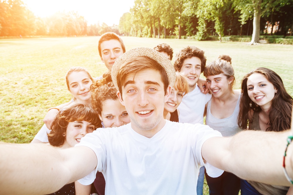9 Trik mudah biar kamu fotogenik pas selfie rame-rame
