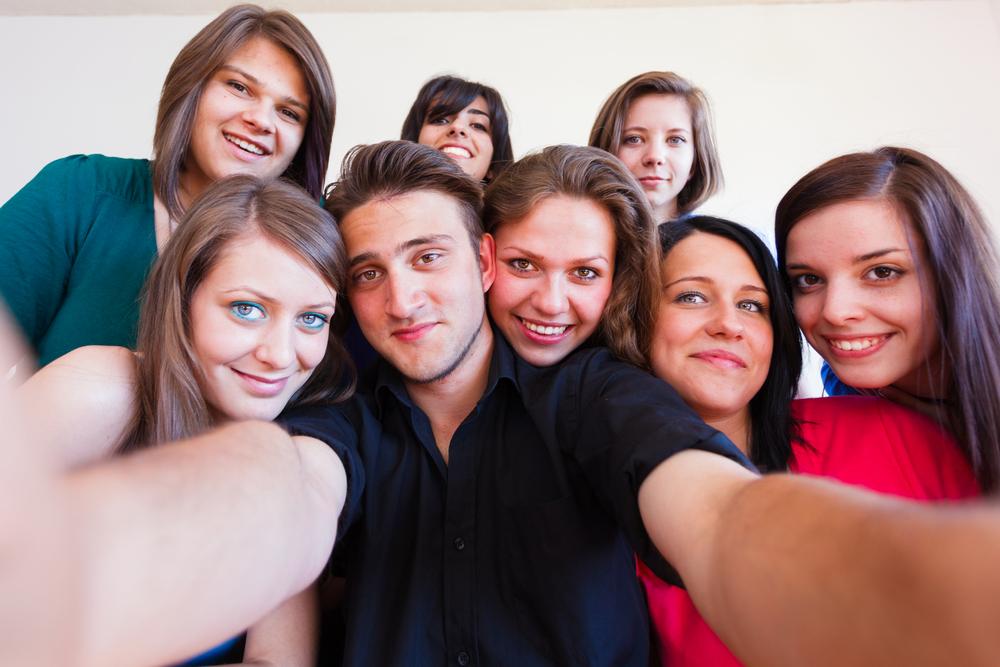 9 Trik mudah biar kamu fotogenik pas selfie rame-rame