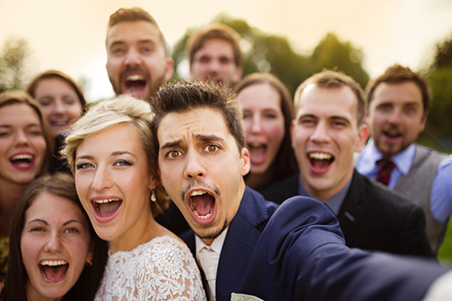 9 Trik mudah biar kamu fotogenik pas selfie rame-rame