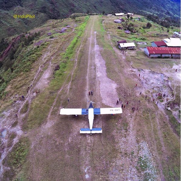 12 Potret runway berupa tanah ini uji adrenalin, yakin berani landing?