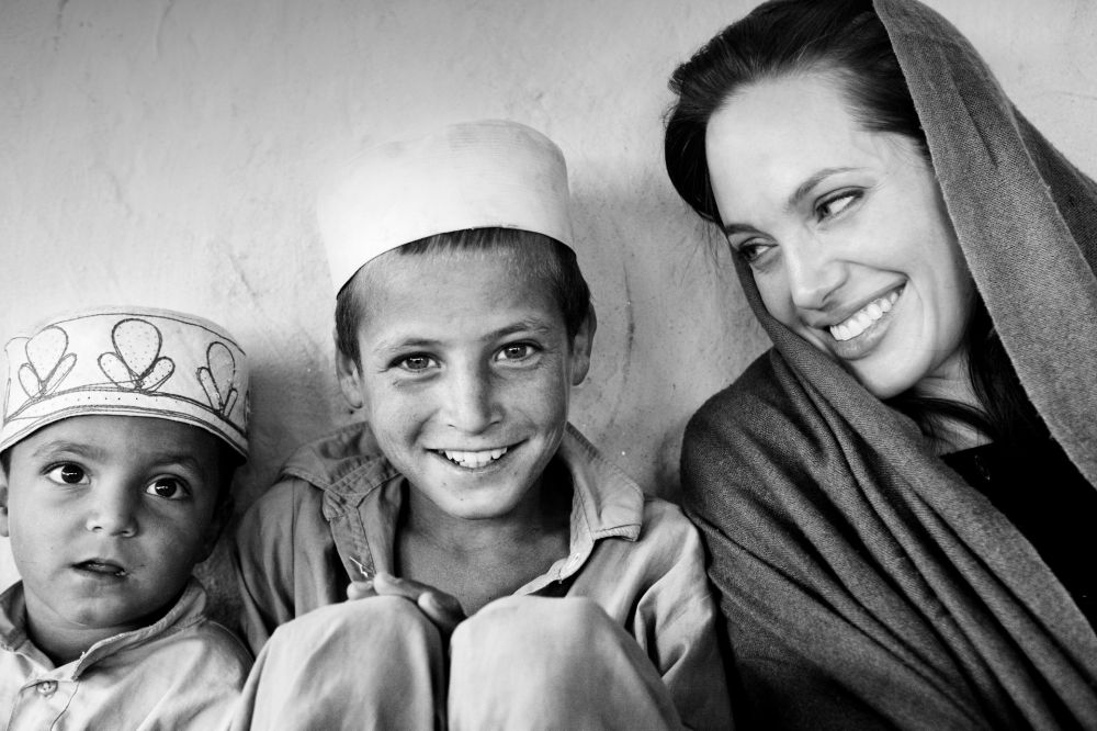 8 Momen aksi sosial ini tunjukkan Angelina Jolie peduli sesama, salut
