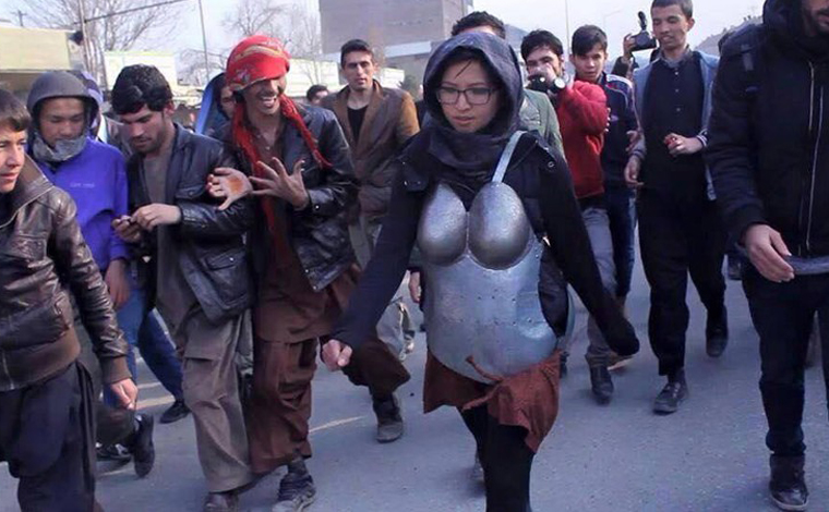 15 Potret wanita pemberani saat unjuk rasa, tak takut lawan aparat