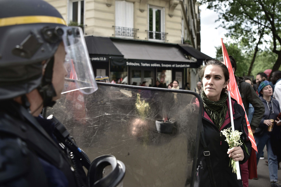 15 Potret wanita pemberani saat unjuk rasa, tak takut lawan aparat