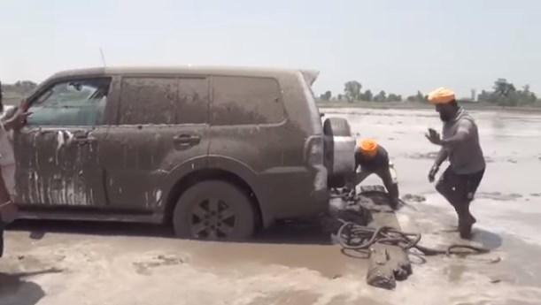 Petani ini bajak sawah pakai mobil mewah, alasannya bikin ketawa