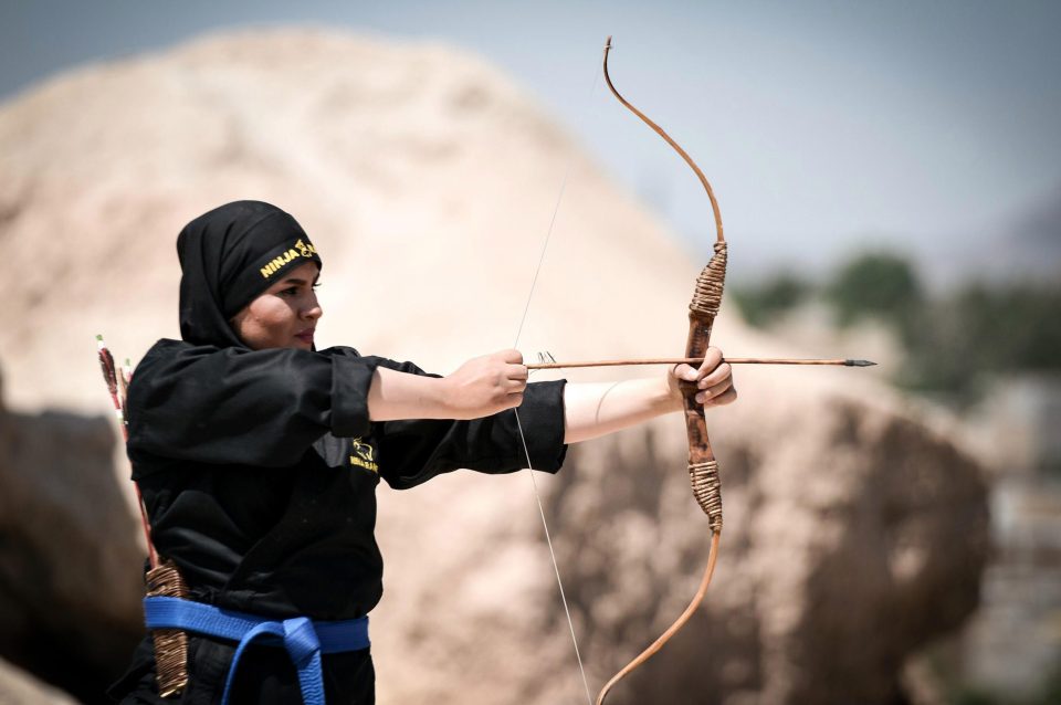 Cantik dan tangguh, 15 foto ninja cewek asal Iran ini bikin kamu keder