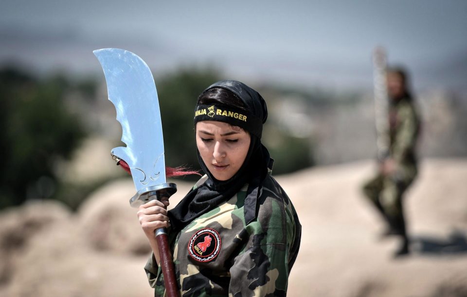 Cantik dan tangguh, 15 foto ninja cewek asal Iran ini bikin kamu keder