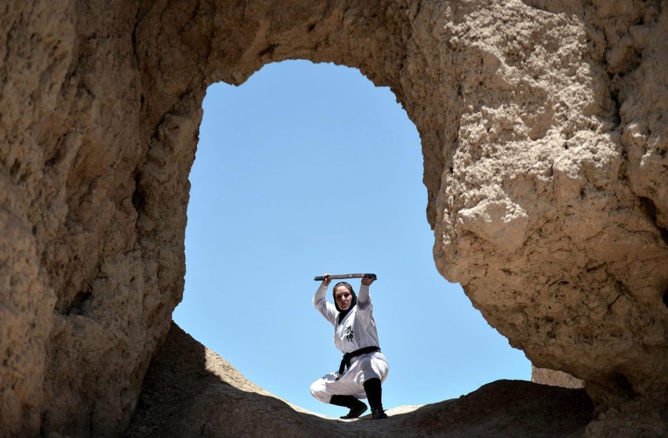 Cantik dan tangguh, 15 foto ninja cewek asal Iran ini bikin kamu keder