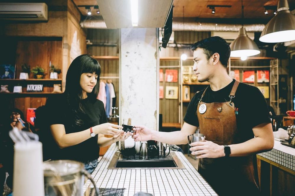 Sudah lamaran, begini 8 momen kemesraan DJ Una dan Irsan Ramadhan