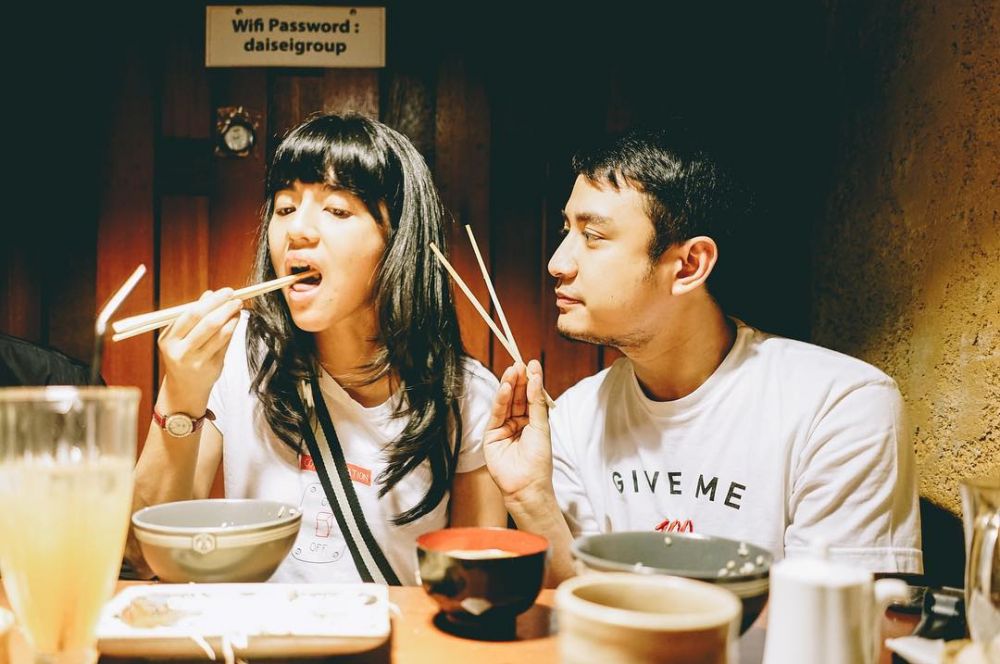 Sudah lamaran, begini 8 momen kemesraan DJ Una dan Irsan Ramadhan