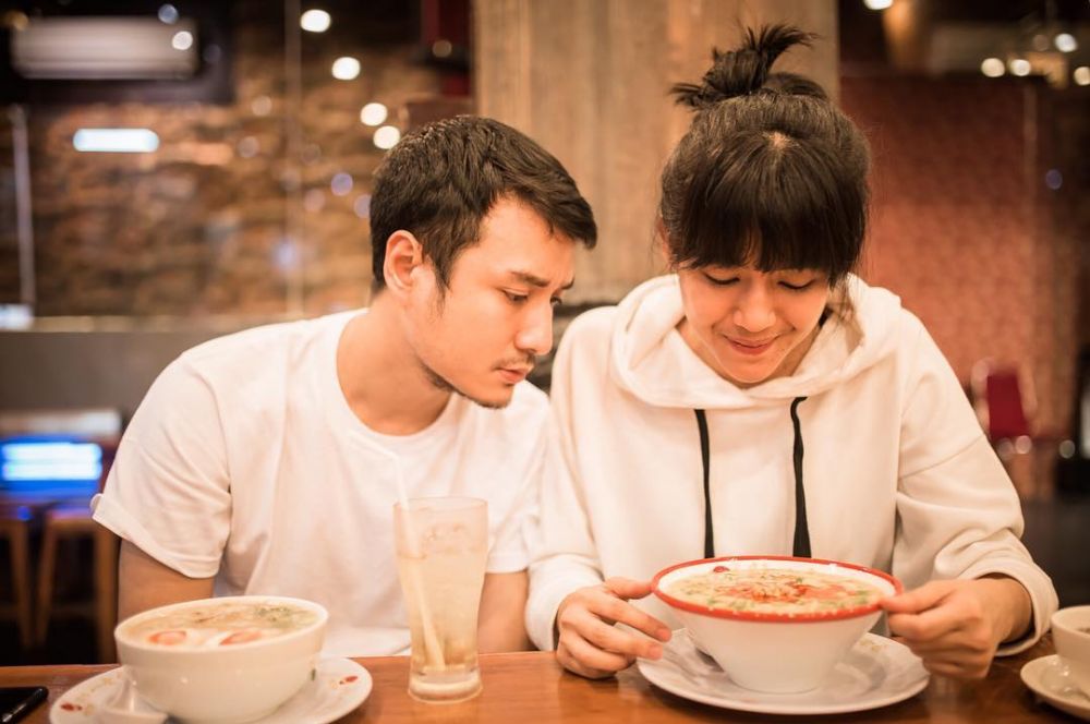 Sudah lamaran, begini 8 momen kemesraan DJ Una dan Irsan Ramadhan