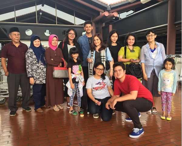 10 Potret aktivitas Tasya Kamila pulang ke Indonesia saat Ramadan