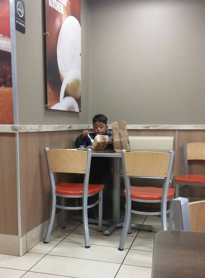 Potret bocah makan sendirian ini sentil orangtua yang sibuk bekerja
