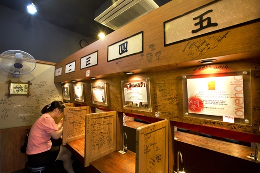 Di negara ini lagi tren makan sendirian di restoran, cocok buat jomblo