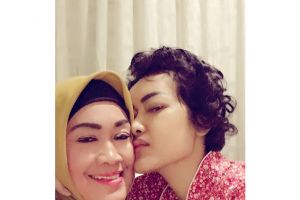 Ibunda pamer foto selfie di RS, benarkah Julia Perez sudah membaik?