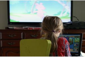 Sebaiknya tidak meletakkan TV di kamar anak, ini alasannya