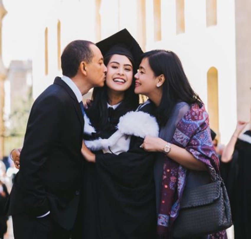 Cantik & berprestasi, 10 artis ini lulus dengan predikat cumlaude