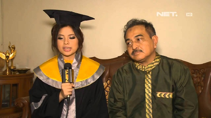 Cantik & berprestasi, 10 artis ini lulus dengan predikat cumlaude