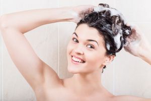 4 Kesalahan yang sering wanita lakukan usai keramas, rambut bisa rusak
