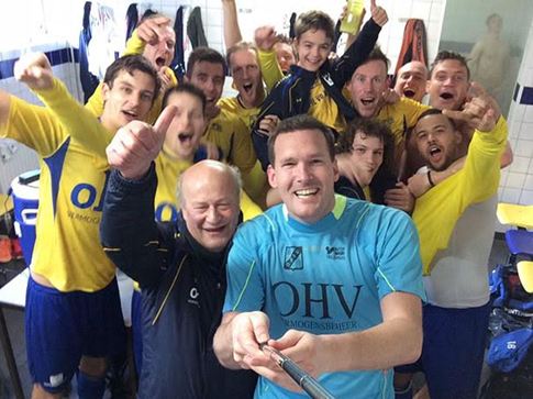 10 Momen fail saat selfie rame-rame ini kocak, bikin ngakak